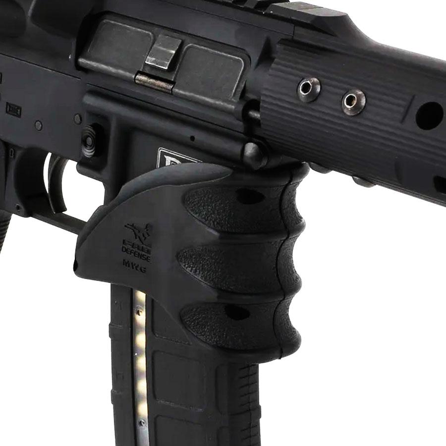 Mako Group Magazine well Grips for AR-15 Picture of FAB DEFENSE INC. FAB Defense Magazine Well Grip for AR 15/M4/M16 Black